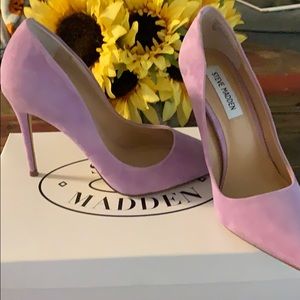 Brand new size 6.5 lavender suede daisie pumps
